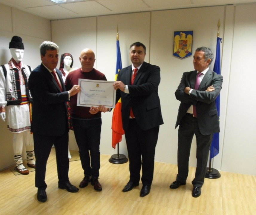El cónsul general en Bilbao, Marian Popescu, entregó el galardón a Xabier Basañez