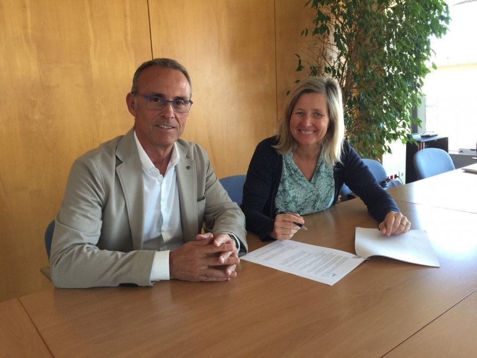 Txema Larrea y Marta Omedes, en la firma del acuerdo