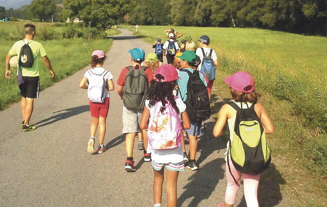 Varios niños durante una excursión en una edición de las colonias de verano anterior