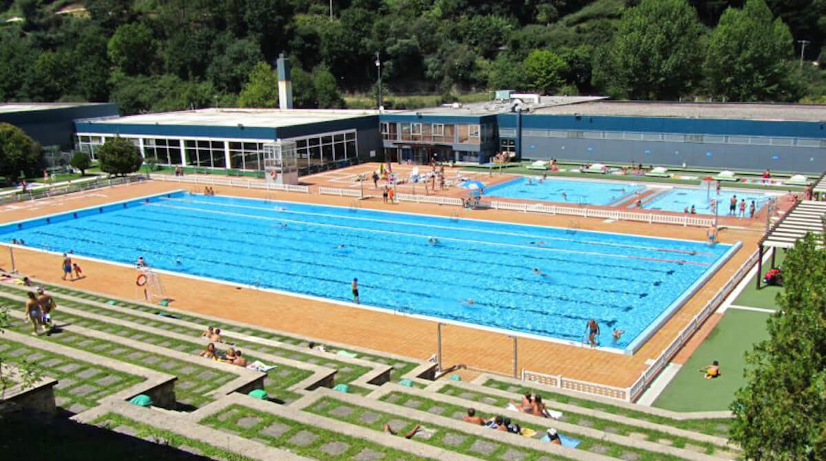 Barakaldo Kirolak ha organizado para el verano cursillos de natación y tenis, 
y colonias multideportivas