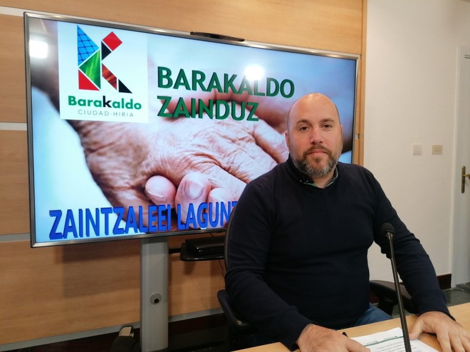 El Concejal de Acción Social, Mikel Antizar, ha presentado la puesta en marcha de un nuevo curso del programa Barakaldo Zainduz
