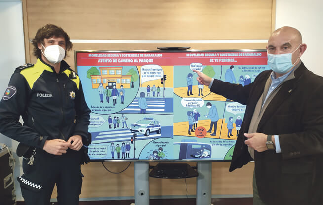 Un agente de la Policía Local de Barakaldo y el concejal de Seguridad Ciudadana, Ángel Madrazo, junto a los dibujos 