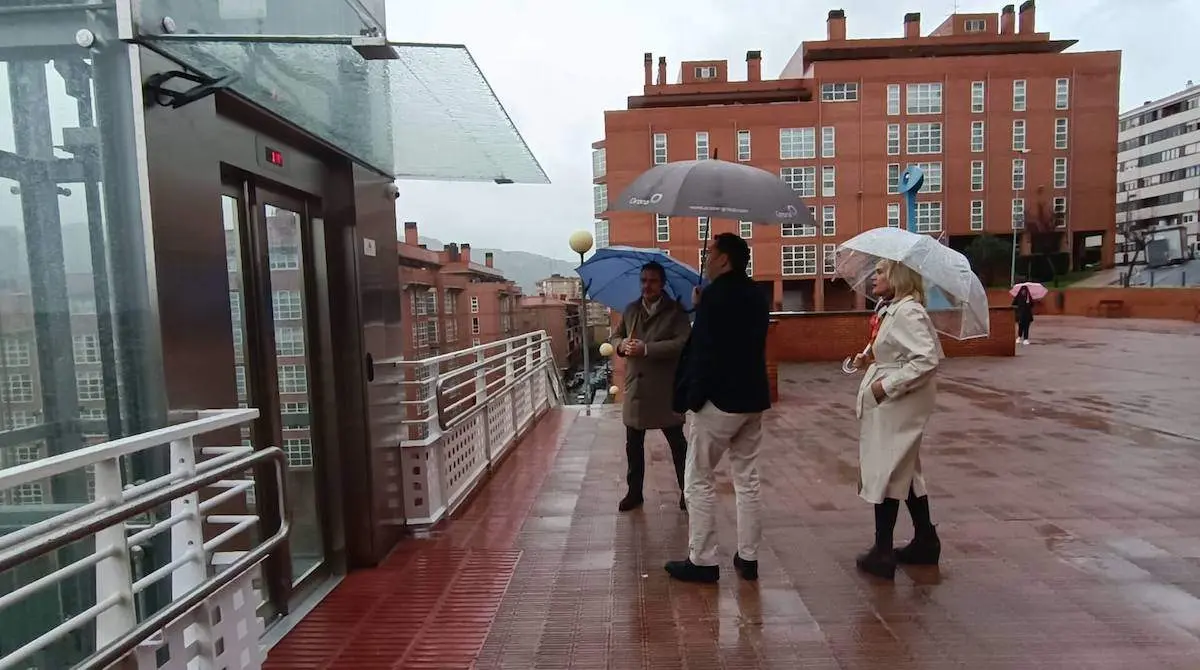 Amaia del Campo y Jon Andoni Uria inauguran el ascensor.