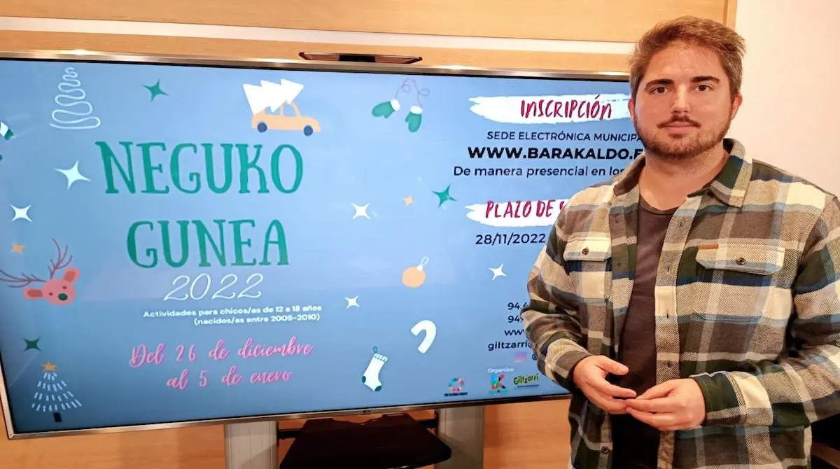 Jonathan Martín, concejal de Juventud junto al cartel de las actividades navideñas de Juventud