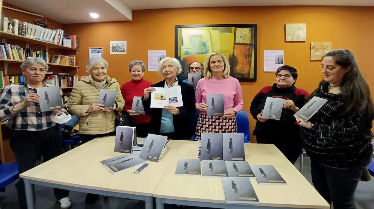 Amaia del Campo junto a representantes de las asociaciones que han impulsado este libro