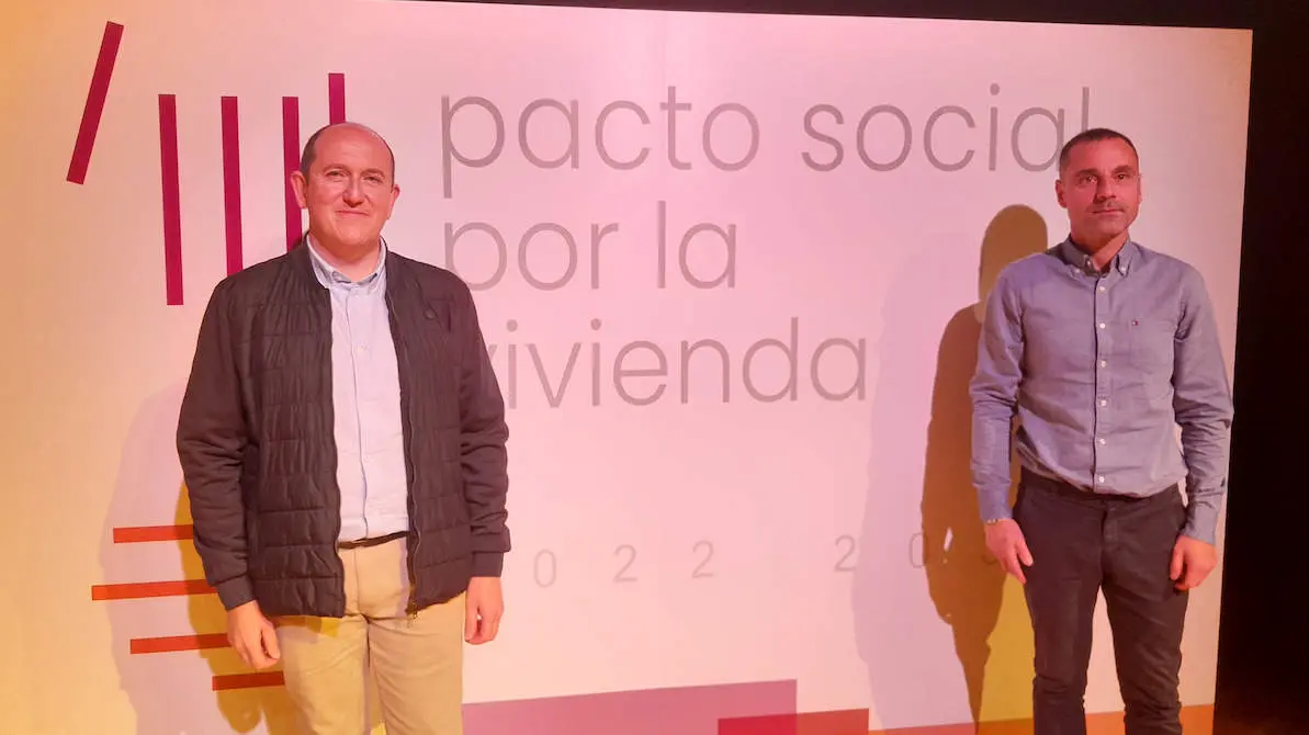 Foto de Carlos Fernández y Juan Antonio Pizarro en la firma por parte de Eretza del Pacto Social por la Vivienda