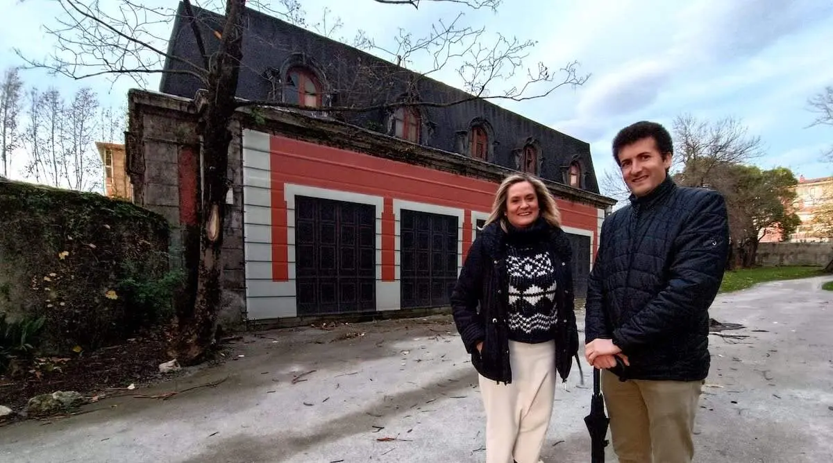 Amaia del Campo, alcaldesa de Barakaldo, junto a Gorka Zubiaurre en el edificio de cocheras.