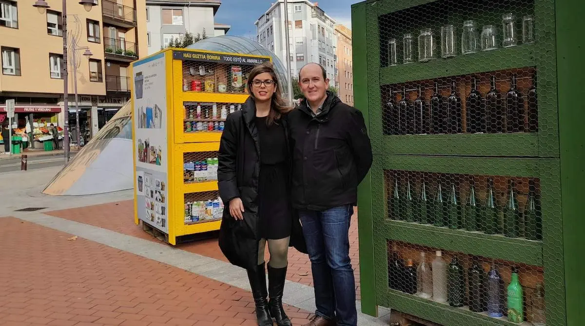 Foto de Carlos Fernández y Alba Delgado en la presentación de los tótems sobre el reciclaje.