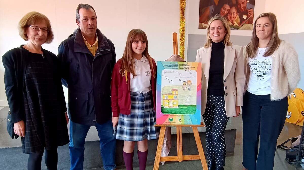 Amaia derl Campo y Nerea Cantero junto a Ziortza Colino y sus padres.