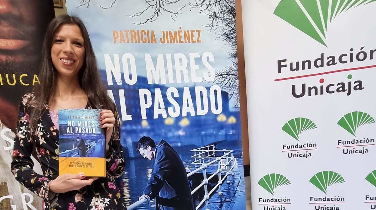 La barakaldesa Patricia Jiménez en la recogida del premio
