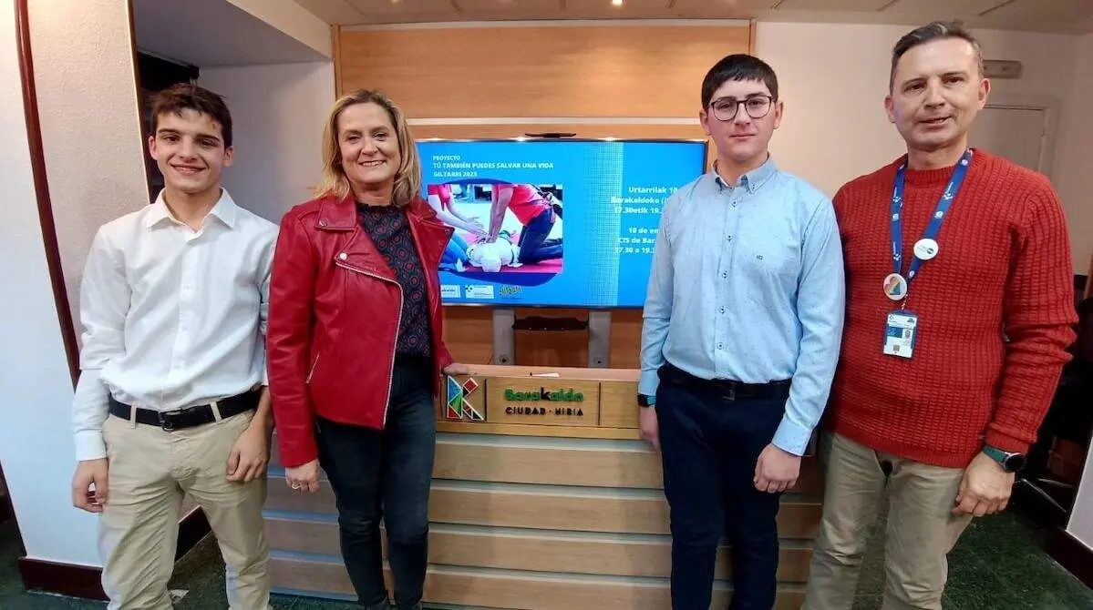 Amaia del Campo junto a los jóvenes promotores de la iniciativa y el responsable de la OSI Barakaldo Sestao