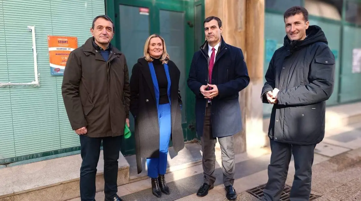 Amaia del Campo, Gorka Zubiaurre, Migual Ángel Gómez Viar y Ángel Anero frente al local que acogerá el próximo aparcamiento para bicicletas