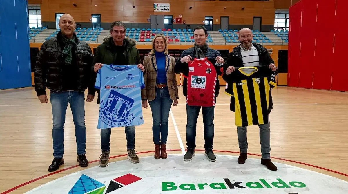 Amaia del Campo e Iñigo Asensio junto a los representantes de los clubes Barakaldo, Balonmano Zuazo e Ikhoba