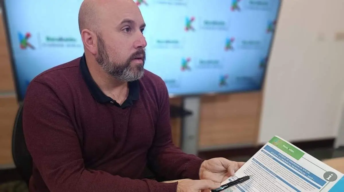 Mikel Antizar junto al nuevo documento de lectura fácil sobre las ayudas sociales