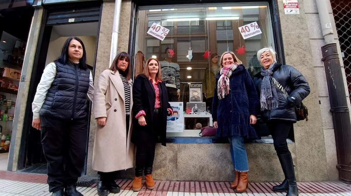 Amaia del Campo junto a las responsables de las asociaciones de comercio de Barakaldo