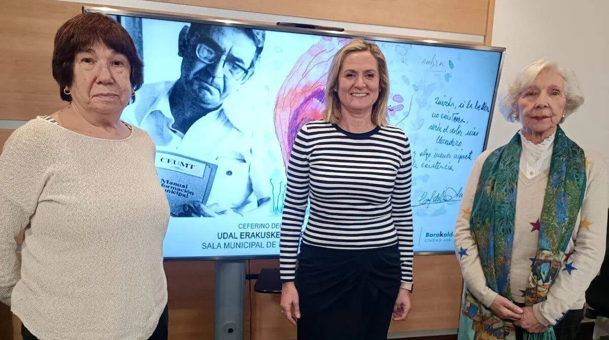 Amaia del Campo junto a Maite Martín y Raquel del Olmo con una imagen de Ceferino del Olmo