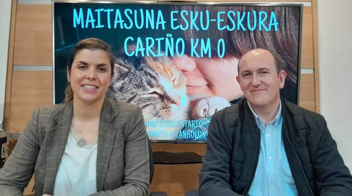 Carlos Fernández y Alba Delgado con la imagen de la campaña 'Cariño km0'