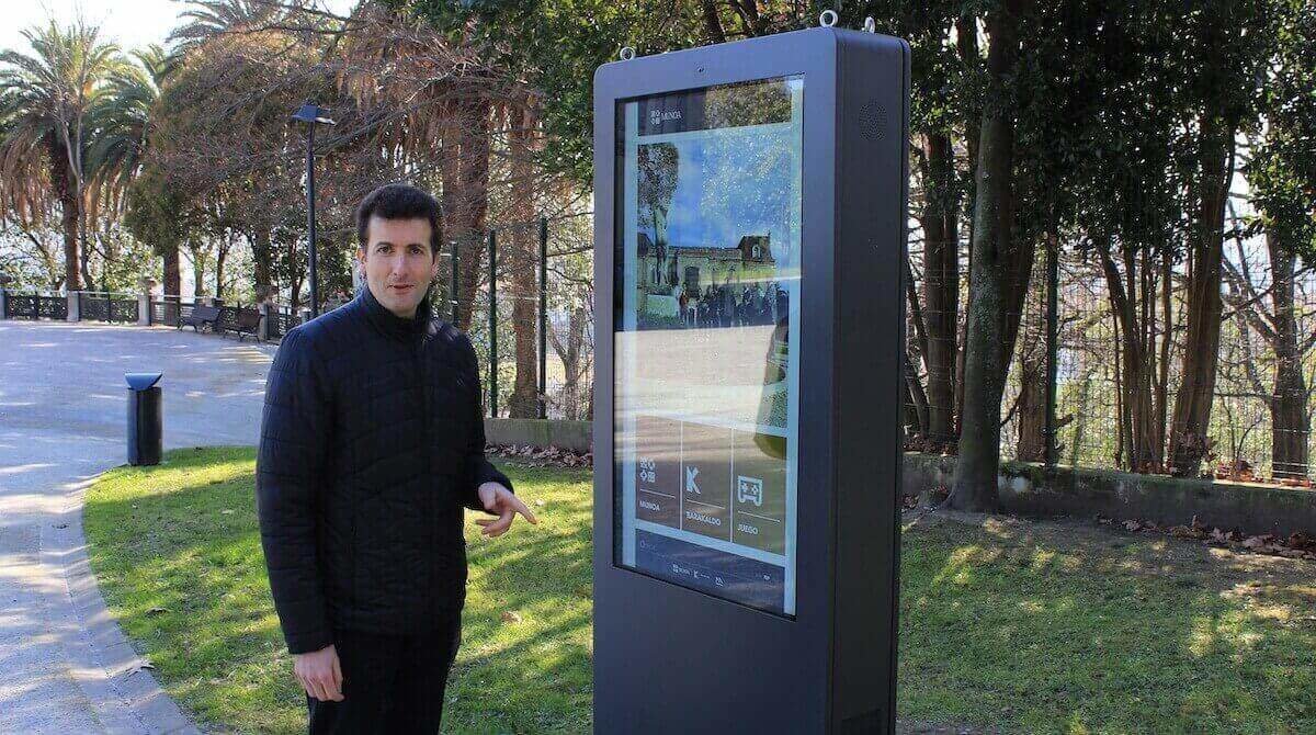 Gorka Zubiaurre concejal de Turismo, con la nueva pantalla de Munoa