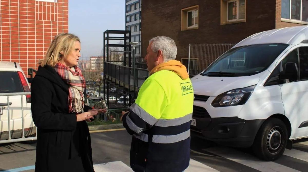 Amaia del Campo junto a uno de los operarios de la obra de los ascensores en La Paz y La Siebe