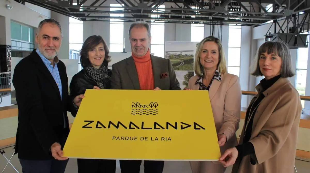Amaia del Campo, Ángel Nieva, Mikel Alvira, Pilar Andrés y Natalia Rotaeche junto al diseño del nombre del nuevo parque de Barakaldo