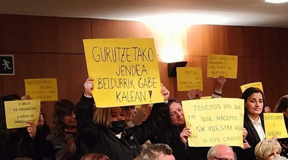 Vecinos y vecinas de Cruces protestando en el Pleno Municipal