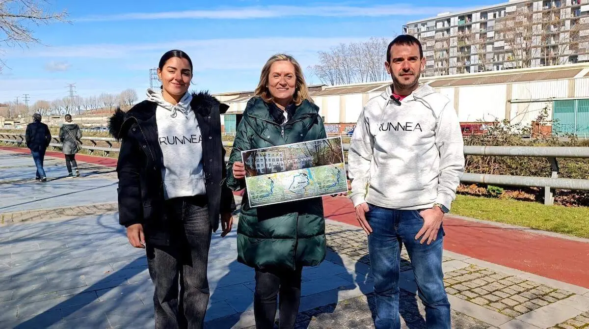 Amaia del Campo junto a representantes de Runnea