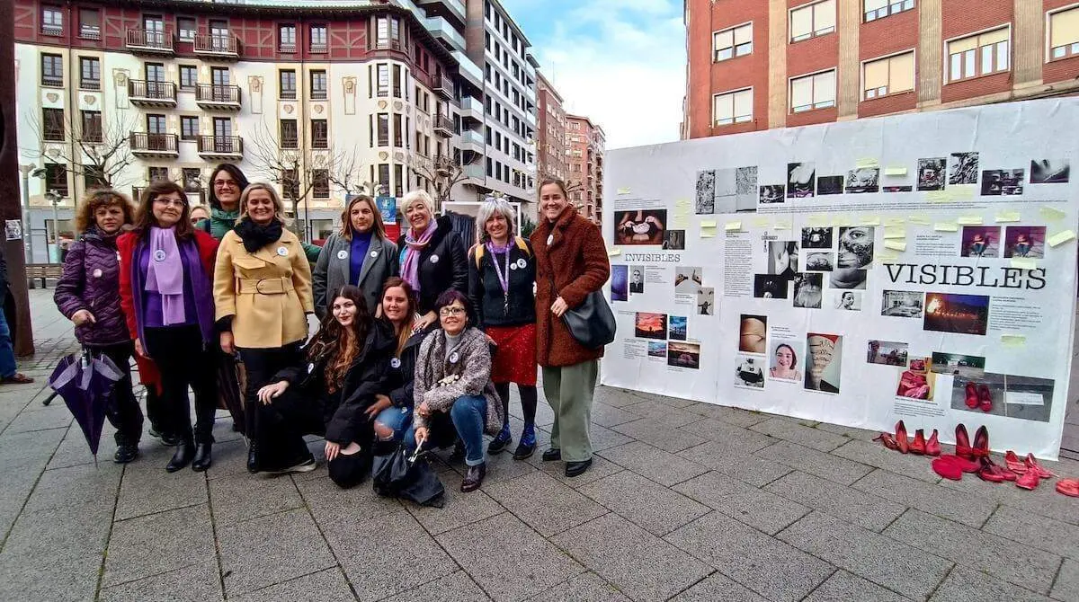 Amaia del Campo junto a las alumnas del ciclo, Eva Sala, y representantes de asociaciones de comerciantes.