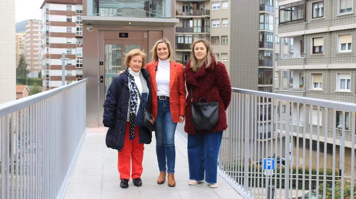 Antonia Martín Pérez, madre de Sendoa, junto a Amaia del Campo y Nerea Cantero