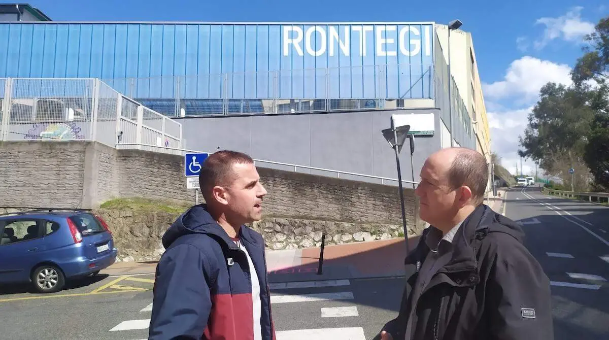 Carlos Fernández y Juan Antonio Pizarro junto al Colegio Rontegi
