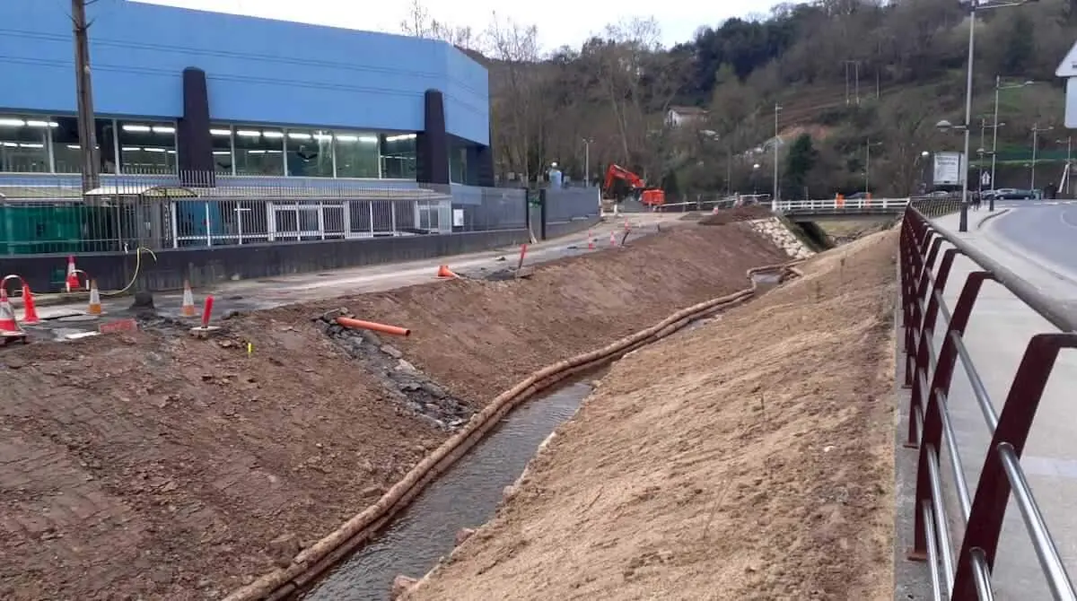 Obras en el río Castaños a la altura de Gorostiza