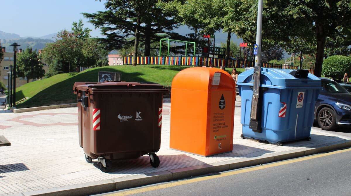 Barakaldo inicia una campaña de sensibilización y sanciones por dejar muebles y basura junto o fuera de los contenedores