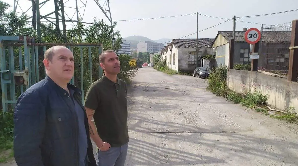 Carlos Fernández, segundo Teniente de Alcalde, y Juan Antonio Pizarro, en los pabellones que se van a derribar