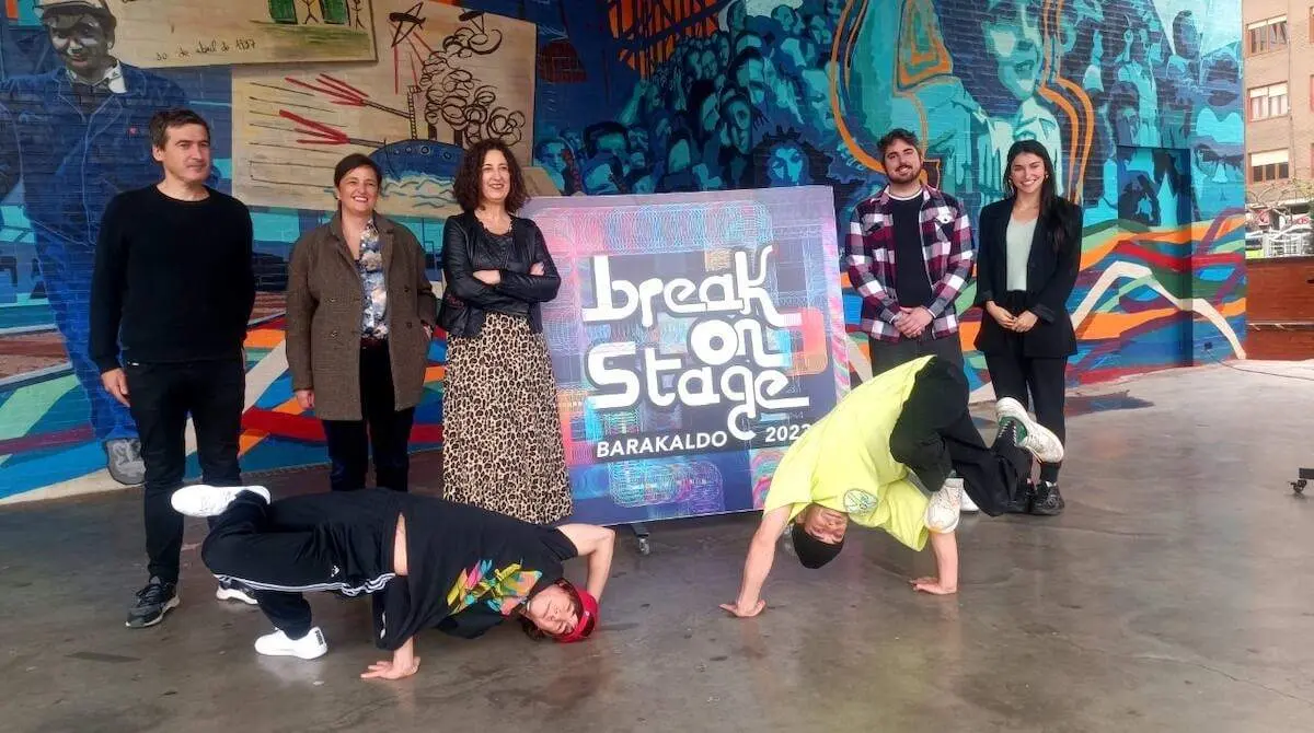 Jonathan Martín y Lorea Bilbao junto a los organizados de Break On Stage