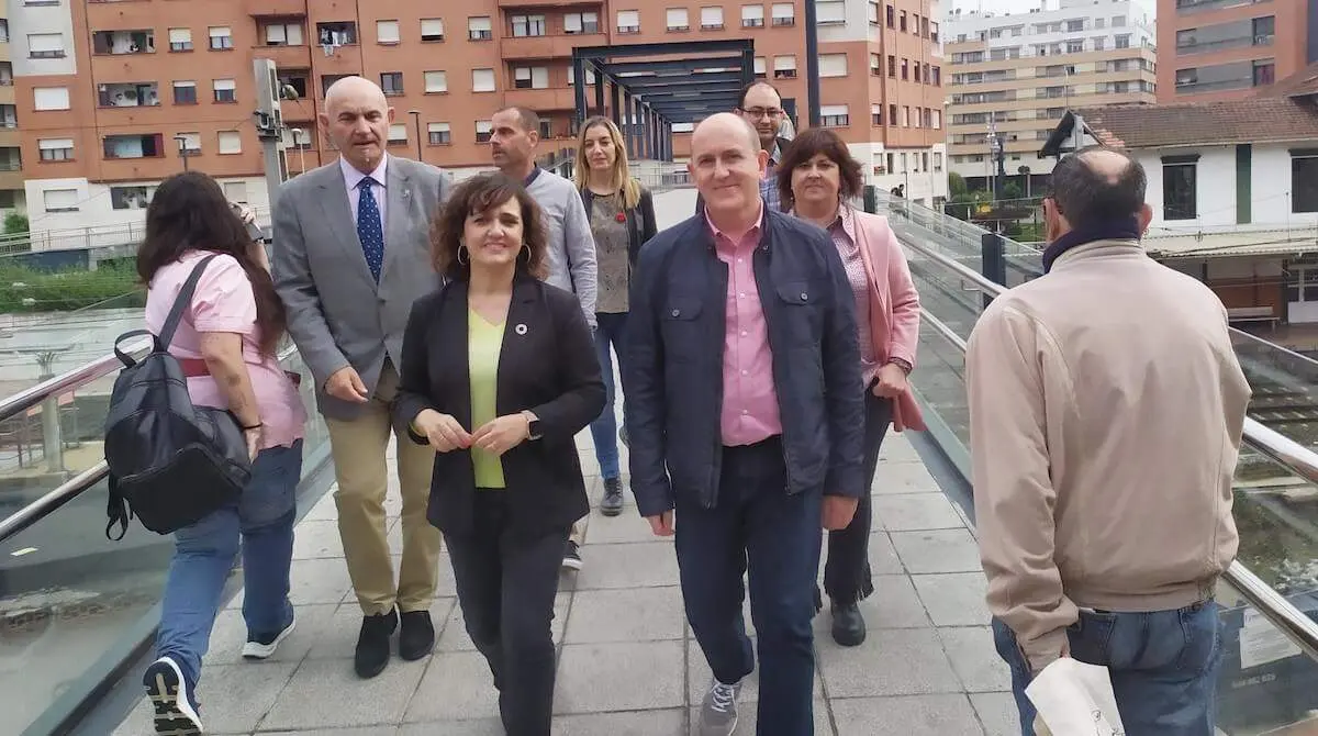 Carlos Fernández y María Guijarro con otros miembros de la candidatura socialista de Barakaldo