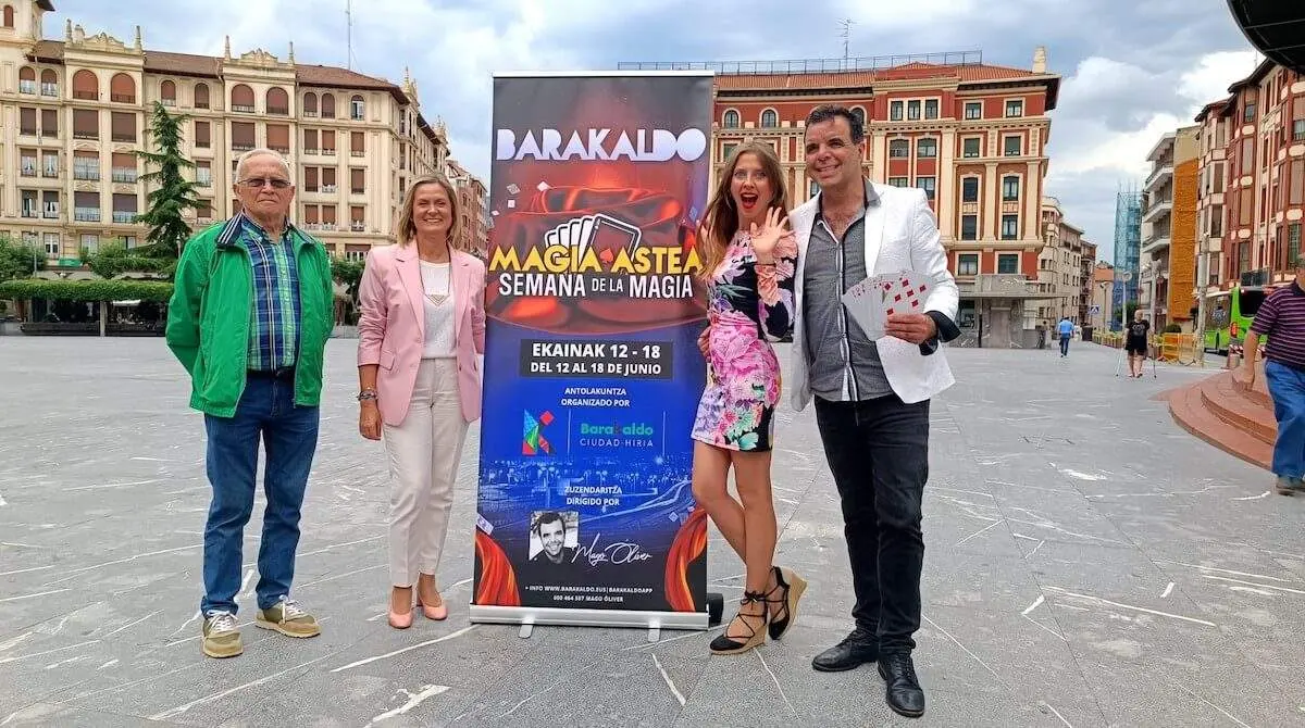 Amaia del Campo junto al Mago Oliver, la maga Liuba, Miguel Fernandez de la Asociación Barakaldo por el Sahára Salam