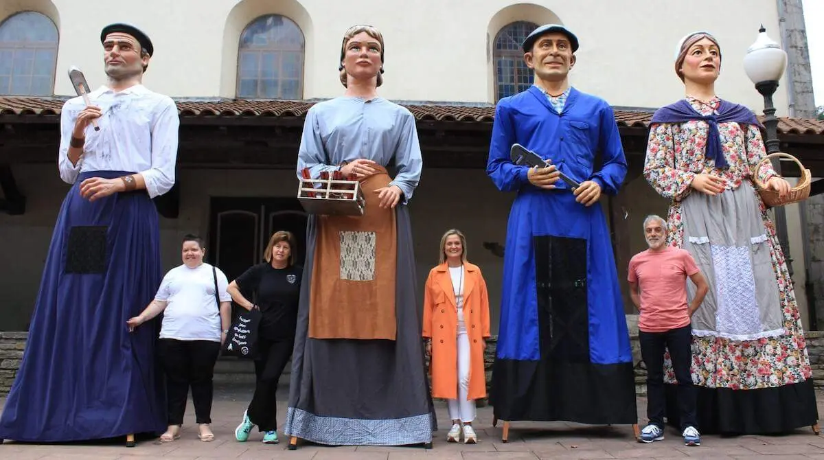 La alcaldesa y miembros de Erreka Ortu e Ibarrakaldu con los nuevos gigantes, Marta y Arnabal, a la izquierda