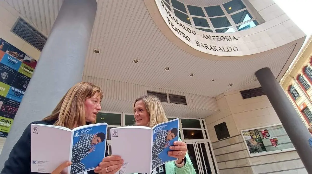 Ana López Asensio y Amaia del Campo en la entrada de Barakaldo Antzokia