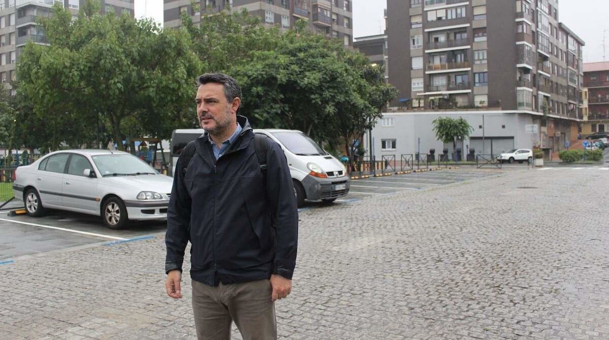 Jon Andoni Uria, concejal de Obras y Servicios, frente a un aparcamiento