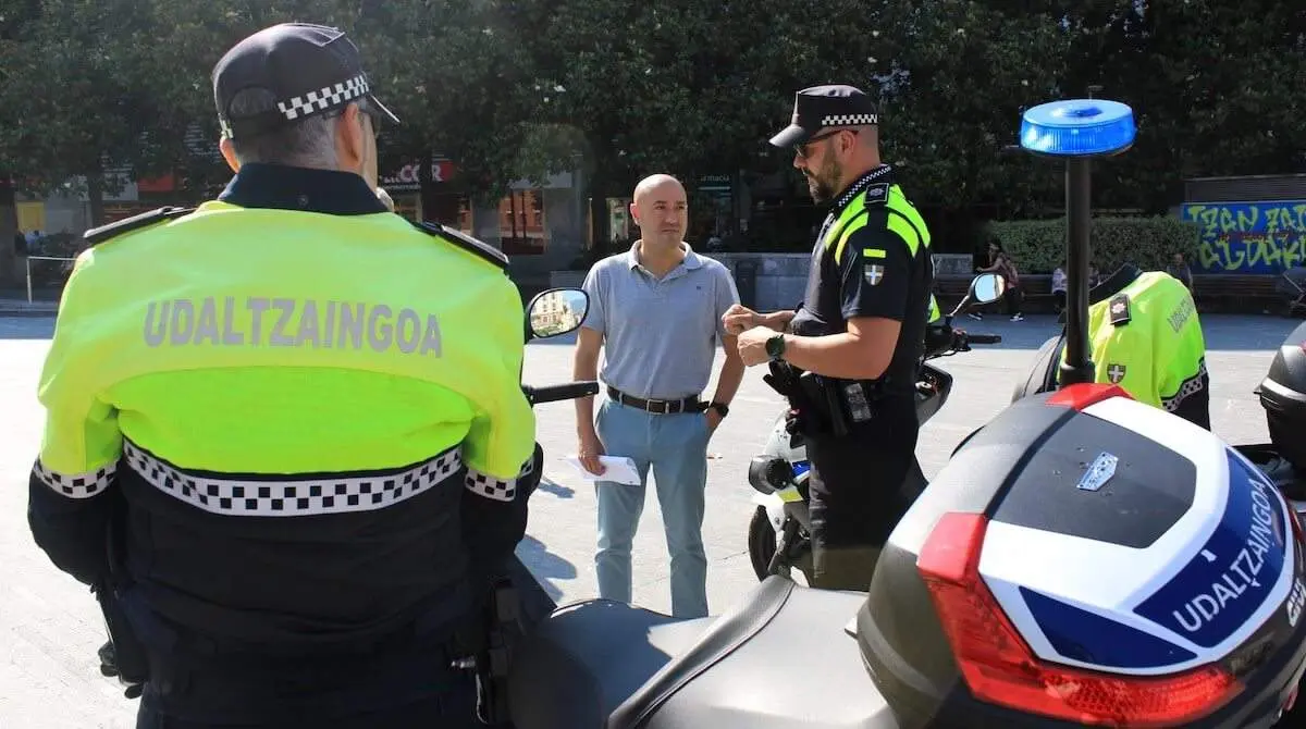 David Solla junto a agentes de la Unidad de Motos de Barakaldo