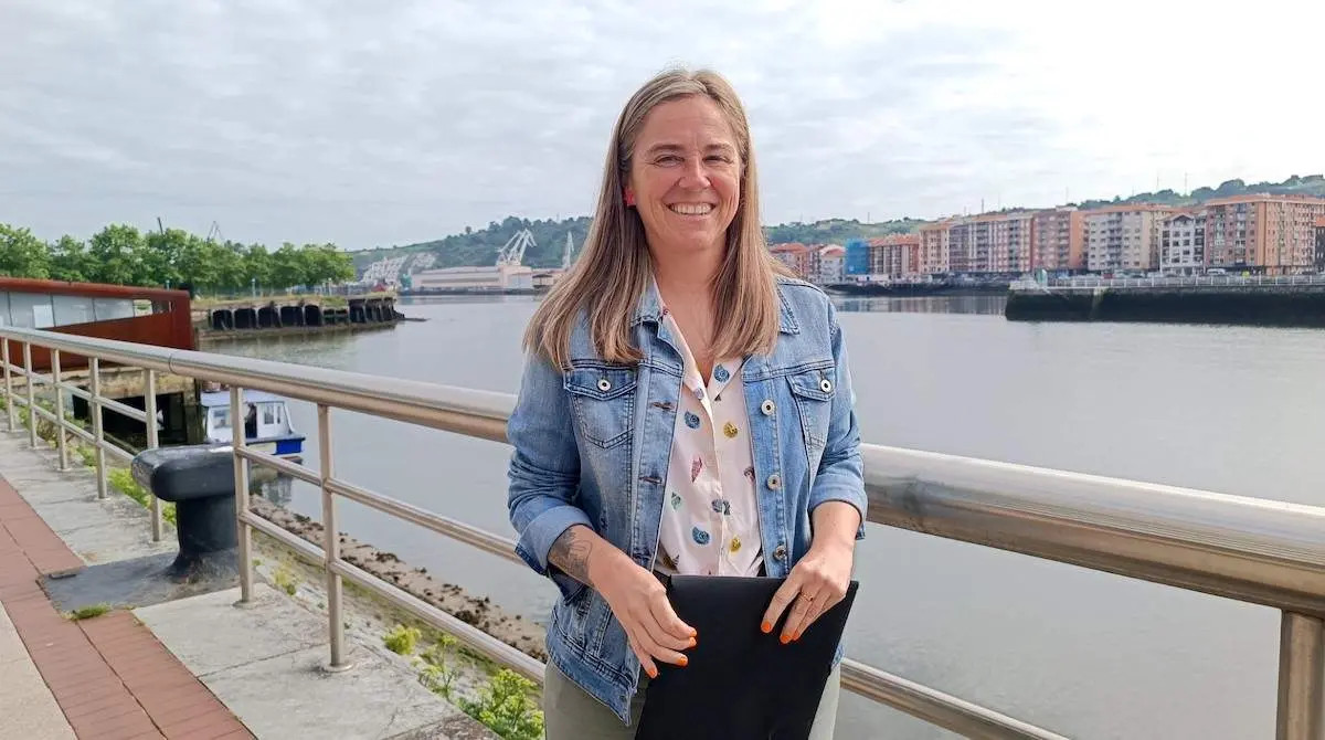 Nerea Cantero, concejala de Cultura, junto a la ría