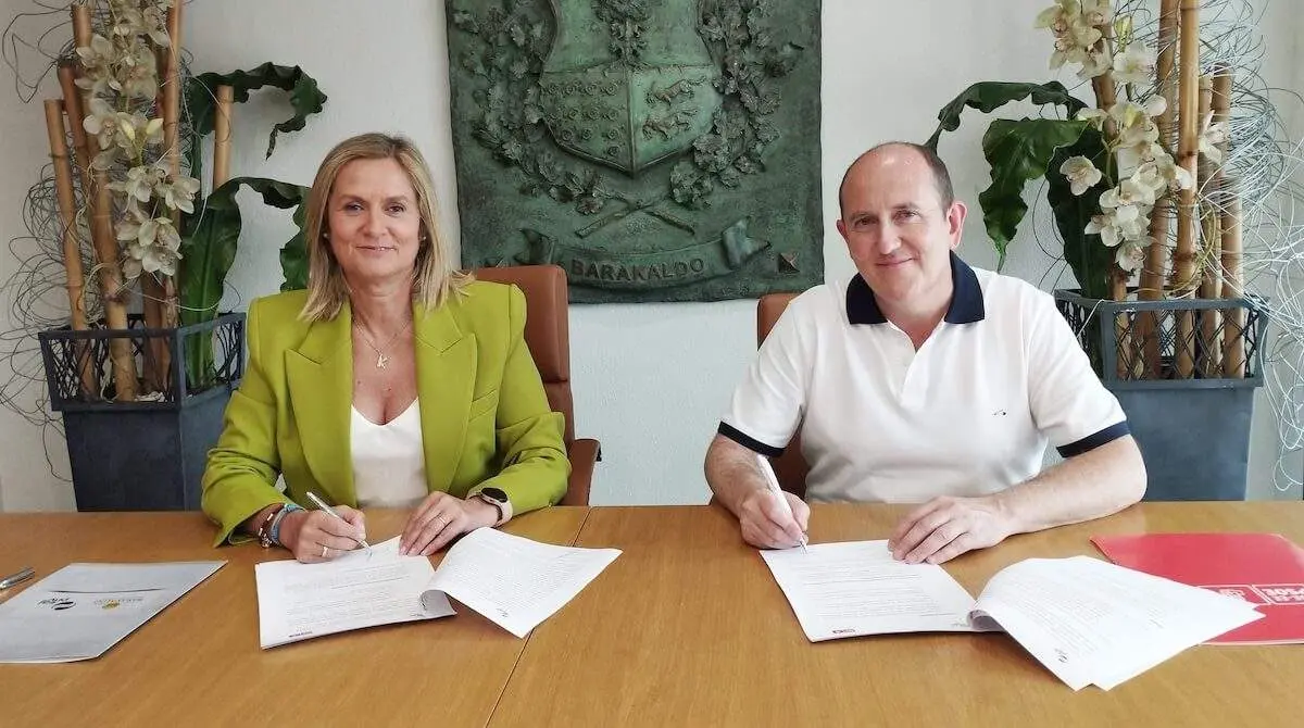 Amaia del Campo y Carlos Fernández firman el acuerdo de gobierno alcanzado entre ambas formaciones