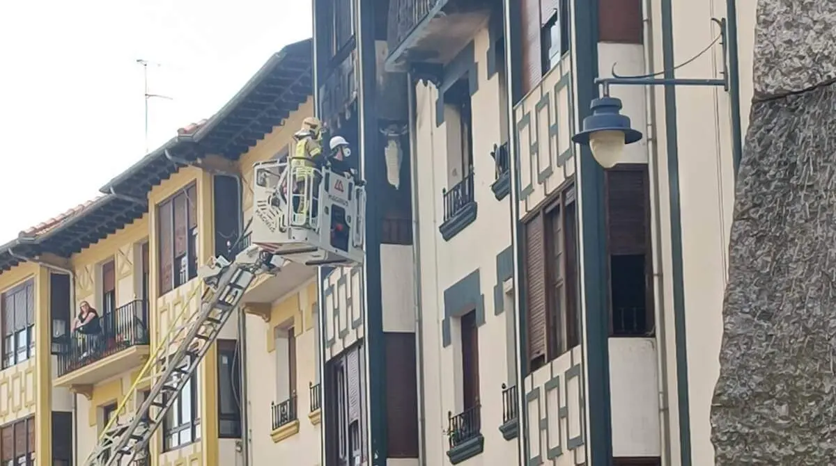 Los bomberos y las ingenieras durante la inspección