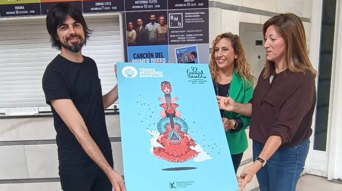 Rakel Olalla, Ana López Asensio e Iñaki Landa, junto al nuevo cartel de los Viernes Flamencos
