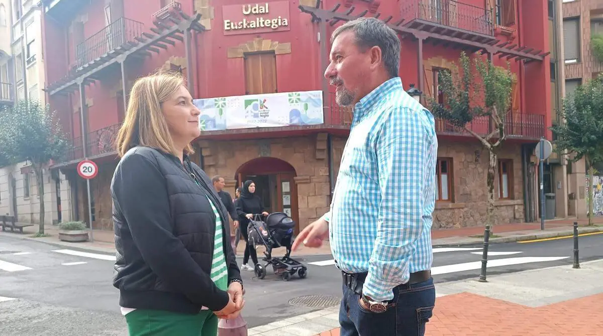 Iratxe Foces, concejala de Euskera, junto a Joseba Urriz, director del Euskaltegi municipal