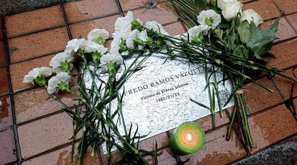 Imagen de la placa de homenaje que se están colocando en la ciudad