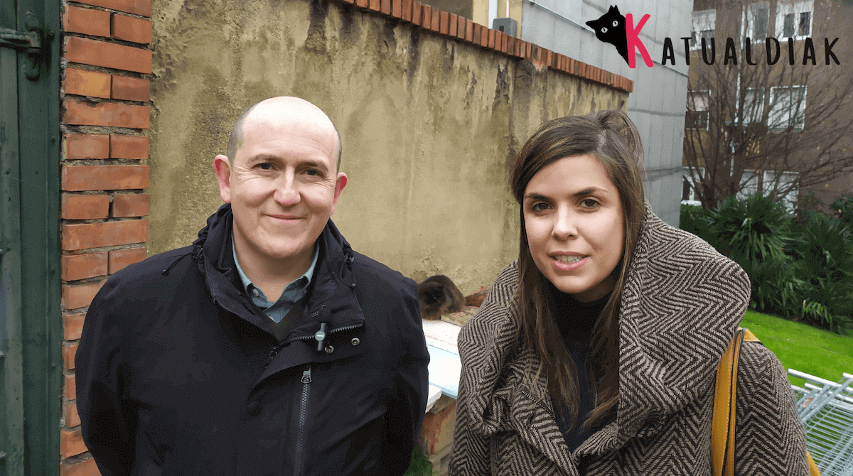 Carlos Fernández y Alba Delgado en la colonia felina situada en la calle Bertsolari de Barakaldo