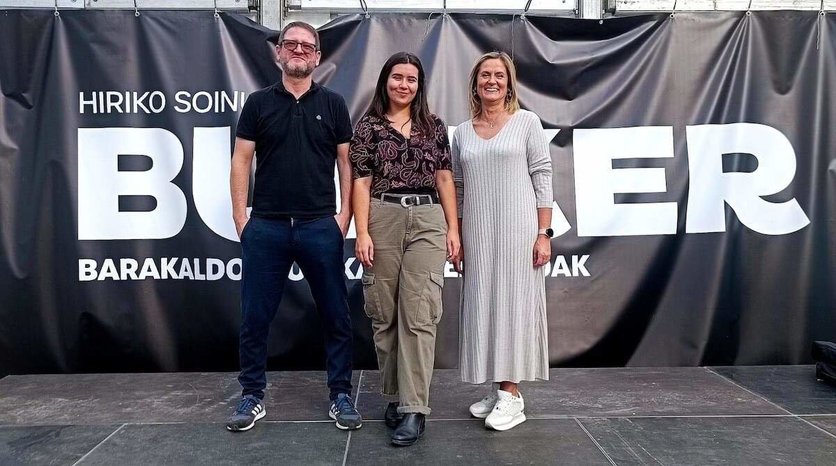 Jon Gondra, Eva Martínez y Amaia del Campo en la carpa de Bunker