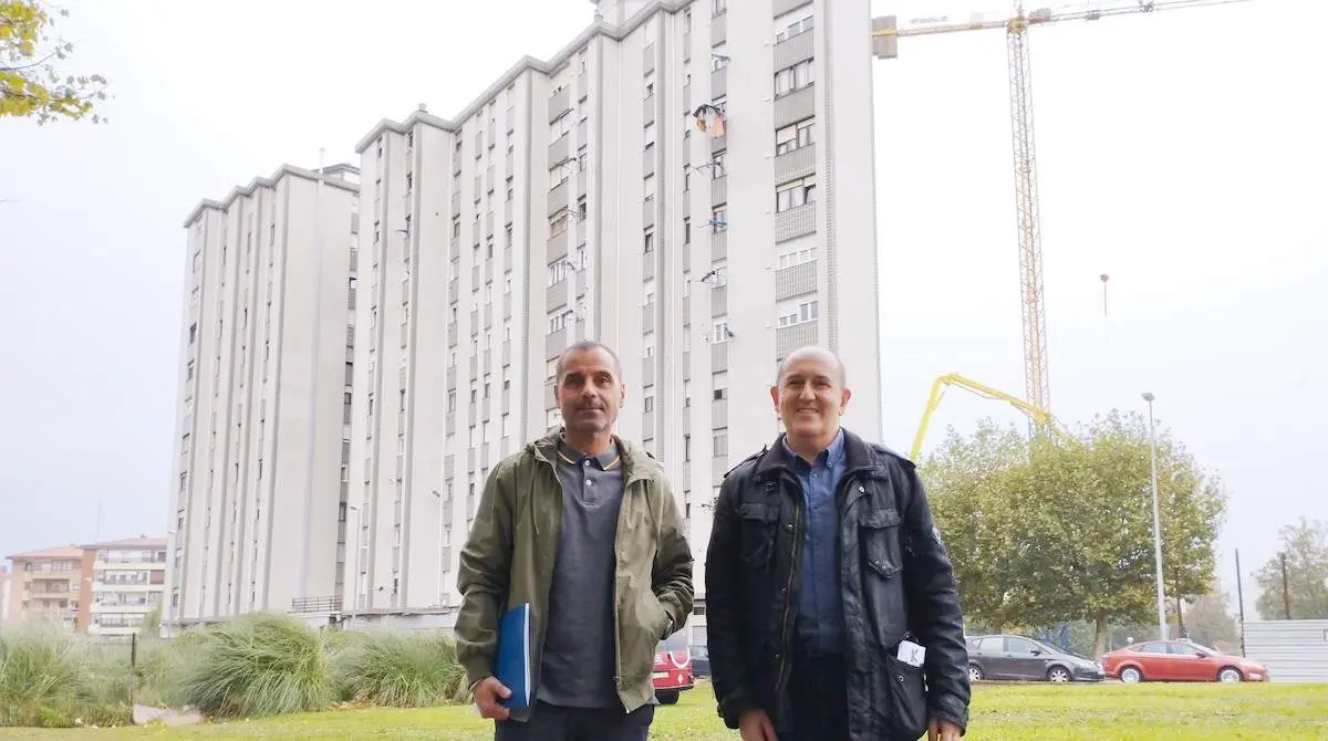 Carlos Fernández y Juan Antonio Pizarro en las parcelas donde se va a desarrollar la actuación