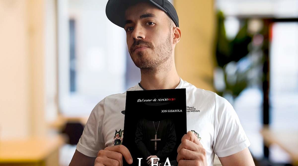 Jon Gisasola con el libro 'Lea'