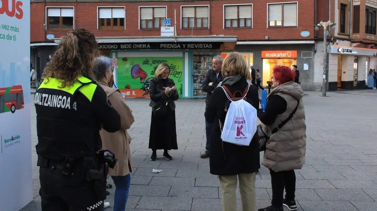 La alcaldesa en el recorrido con mujeres por puntos inseguros